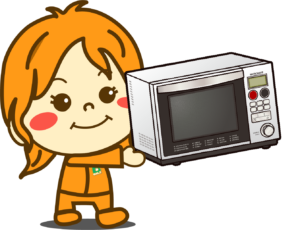 電子レンジを運ぶスタッフ