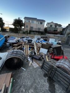 不用品や廃品であふれている駐車場