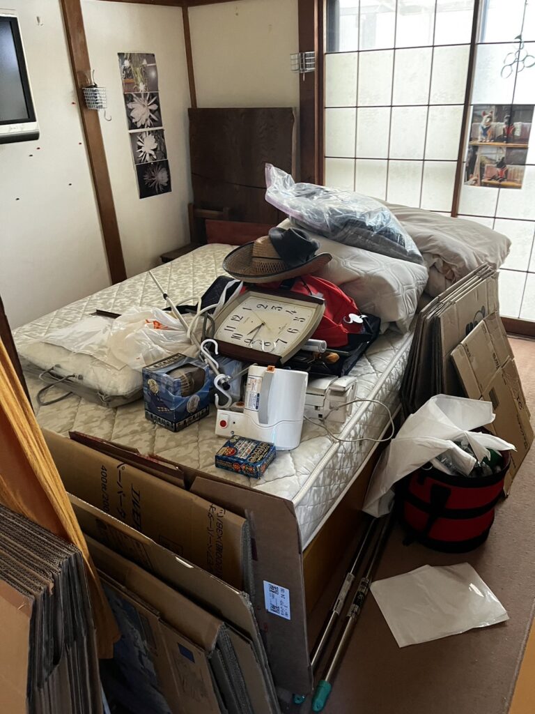 不用品であふれる部屋