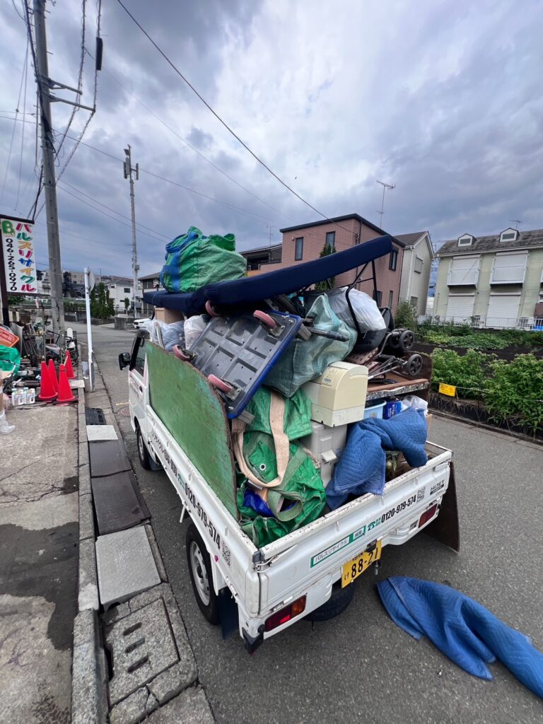 神奈川県大和市で家具や家電などの不用品を軽トラックに積み込んだ様子|バルスリサイクルの積み放題プラン回収事例
