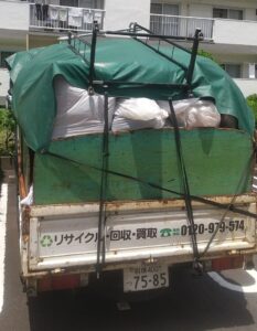 神奈川県藤沢市で2トントラックを使用して不用品を回収した様子|家具・家電・雑貨などをまとめて積み込み|バルスリサイクルの作業実績