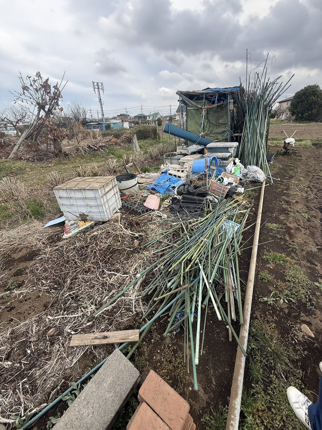 畑の物置解体前の状態2