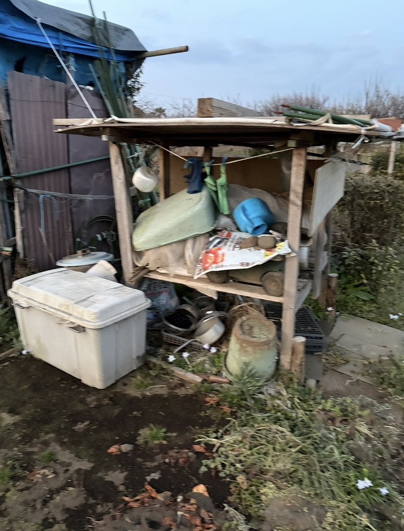 畑の物置解体前の状態3